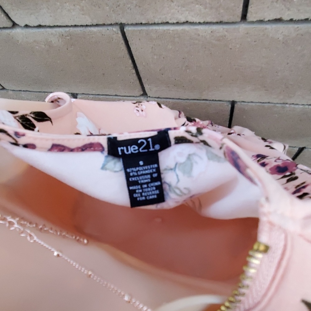 Romper RUE21 floral - Picture 4 of 4